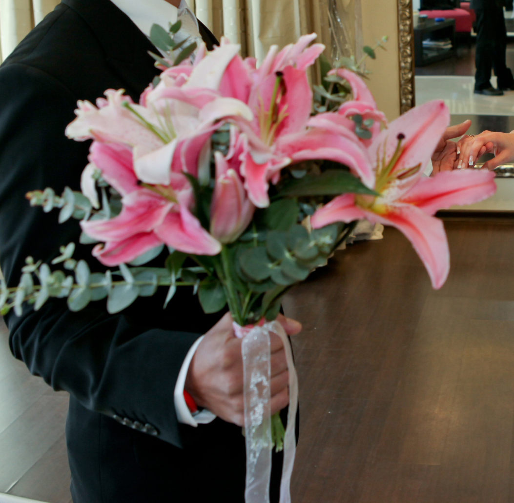 סידור זרי פרחים לחתונה